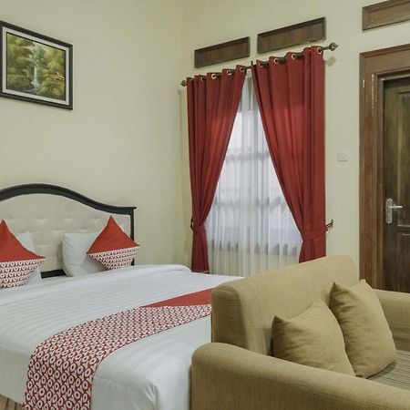 Oyo 804 Ndalem Maharani Guest House Yogyakarta Exterior photo
