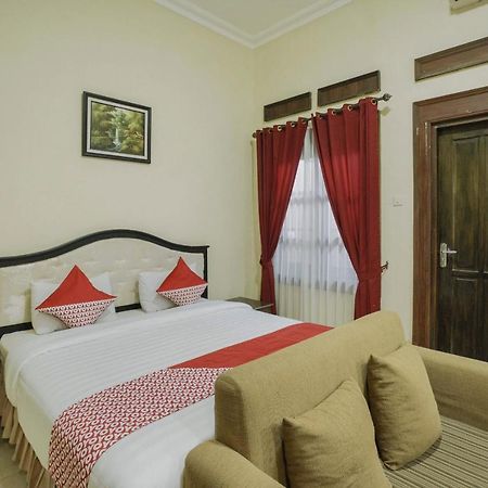 Oyo 804 Ndalem Maharani Guest House Yogyakarta Exterior photo