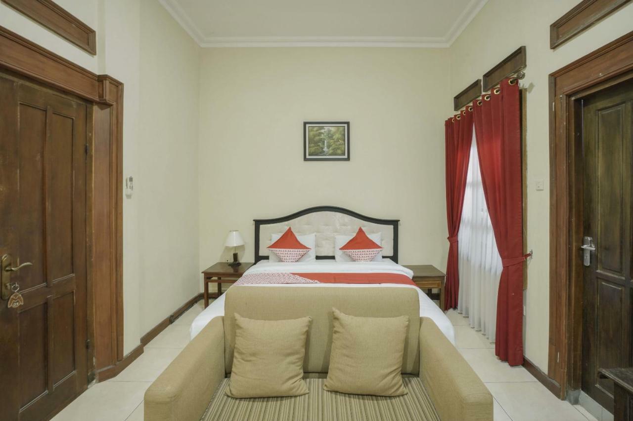 Oyo 804 Ndalem Maharani Guest House Yogyakarta Exterior photo