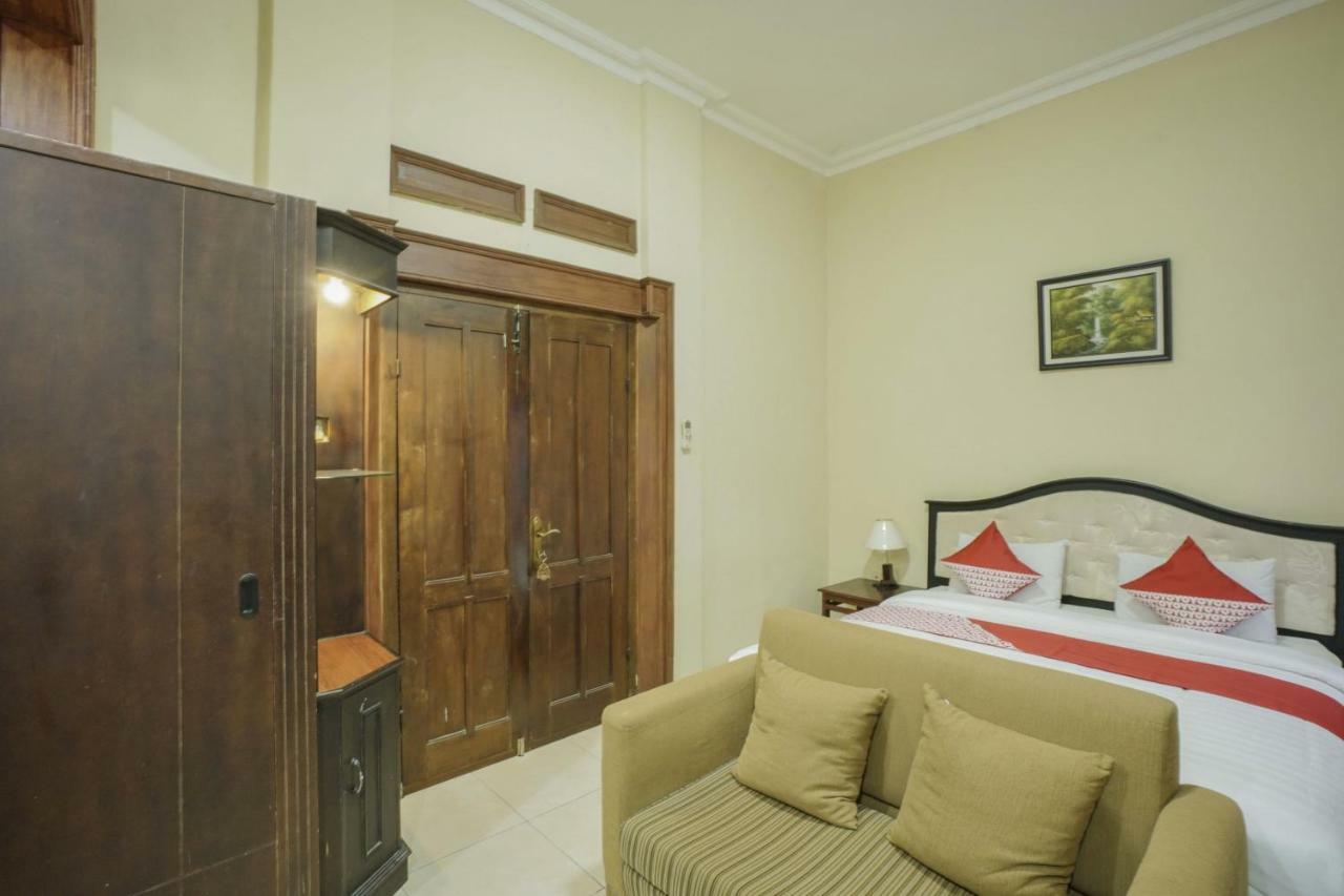 Oyo 804 Ndalem Maharani Guest House Yogyakarta Exterior photo