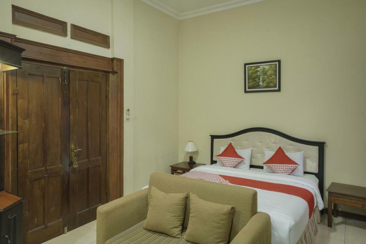 Oyo 804 Ndalem Maharani Guest House Yogyakarta Exterior photo