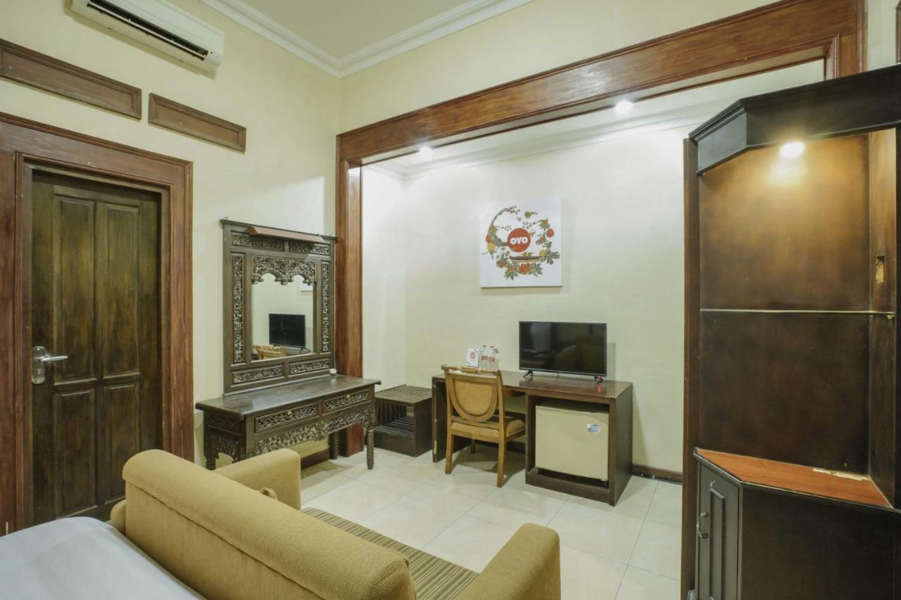 Oyo 804 Ndalem Maharani Guest House Yogyakarta Exterior photo